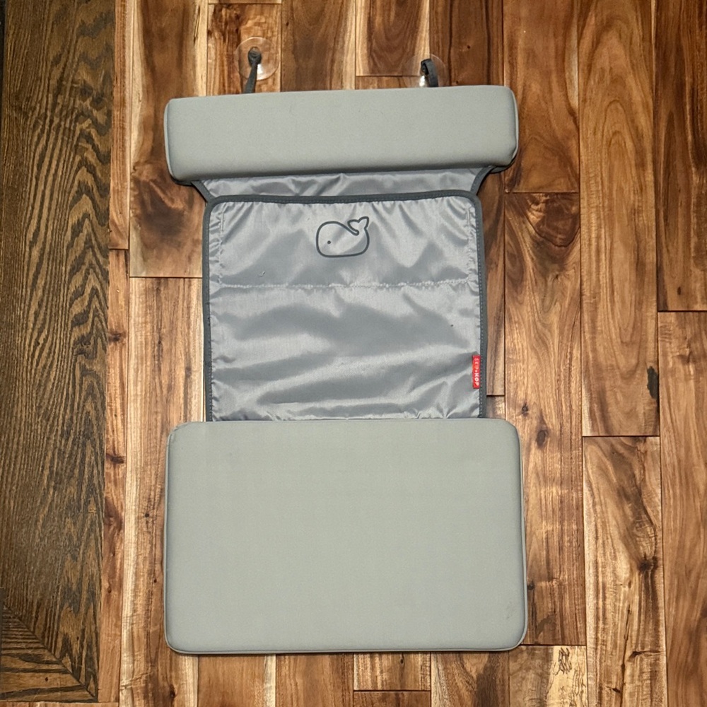 Skip Hop Gray Baby Bath Kneeler and Elbow Rest